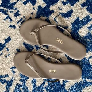 Tkees sandals EUC